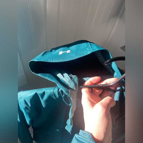 LIKE NEW Under armour women’s ski/snow jacket - Picture 5 of 6